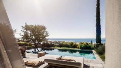CONTEMPORARY ELEGANCE BY THE SEA